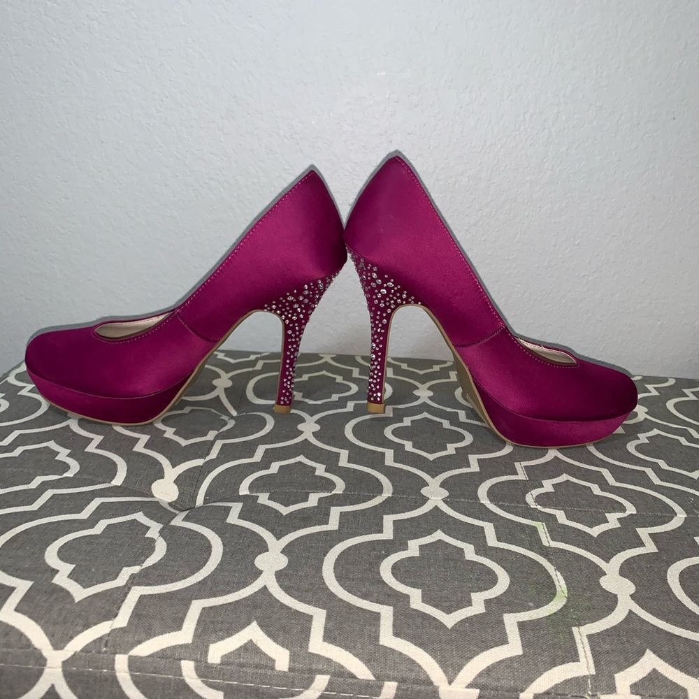 Isenboye Pink satin jeweled high heel shoes - Picture 7 of 8